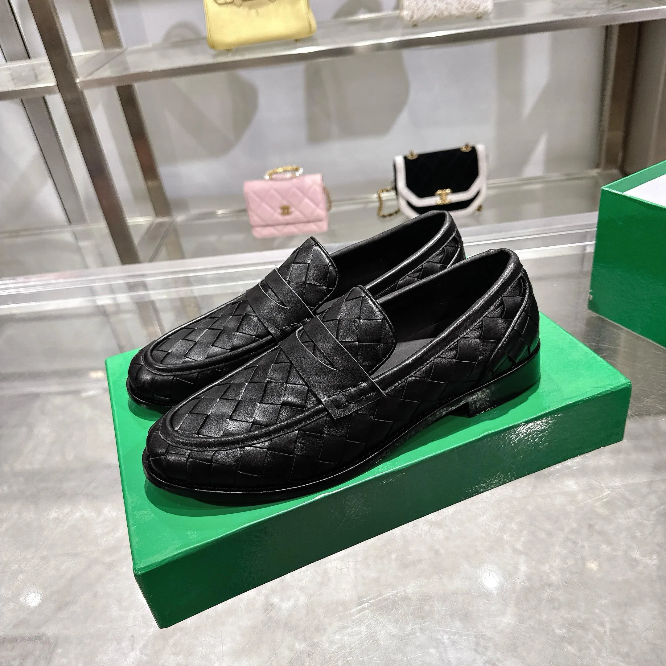[BV] Top P: 820💰Size for couples: Female 35-39 Male 39--44 (Female 40. Male 38.45.46.47 customization is not returnable) [Note‼ ️] Add 💰 to size 46, add 💰 to size 47. Bottega Veneta small round toe braided formal leather shoes for couples in 2026 spring counters! Grained cowhide woven! Solid color Niuli! Leather outsole! [Rose][Rose]! Purely hand-woven and operated, the original board is reproduced one-to-one! quality assurance!